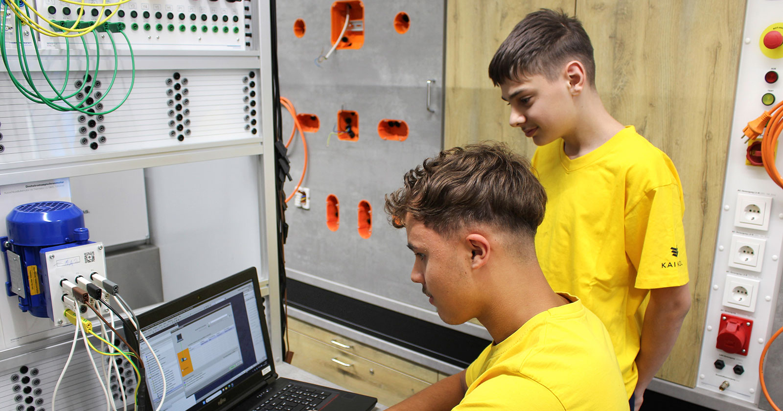 Zwei männliche Lehrlinge bei der Arbeit | Credit: Kaindl