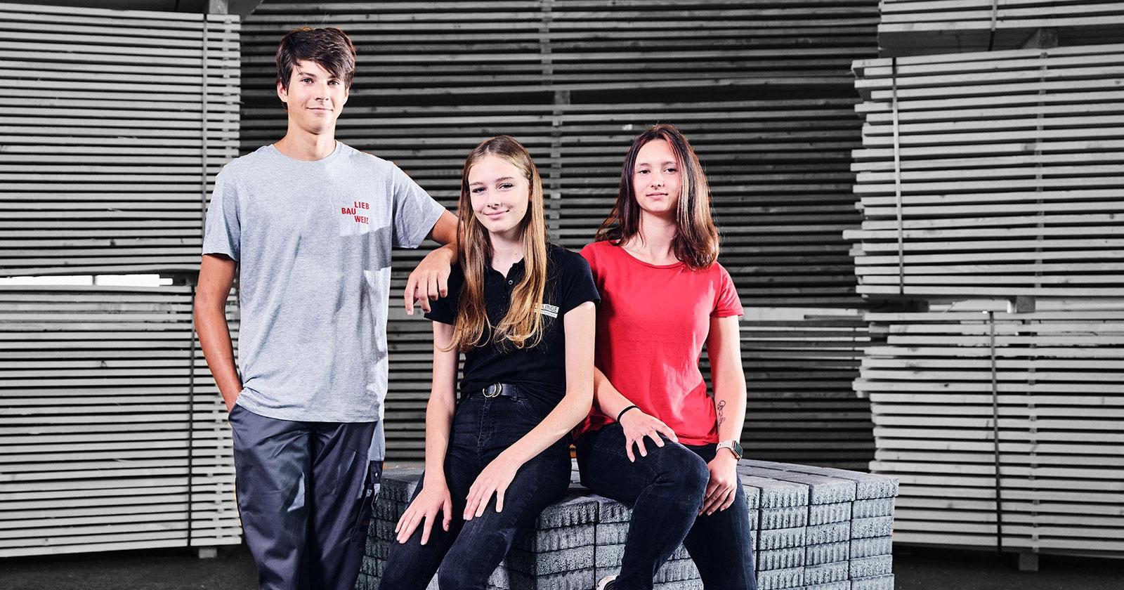 Jugendliche posieren für ein Gruppenfoto | Credit: Lieb Bau Weiz