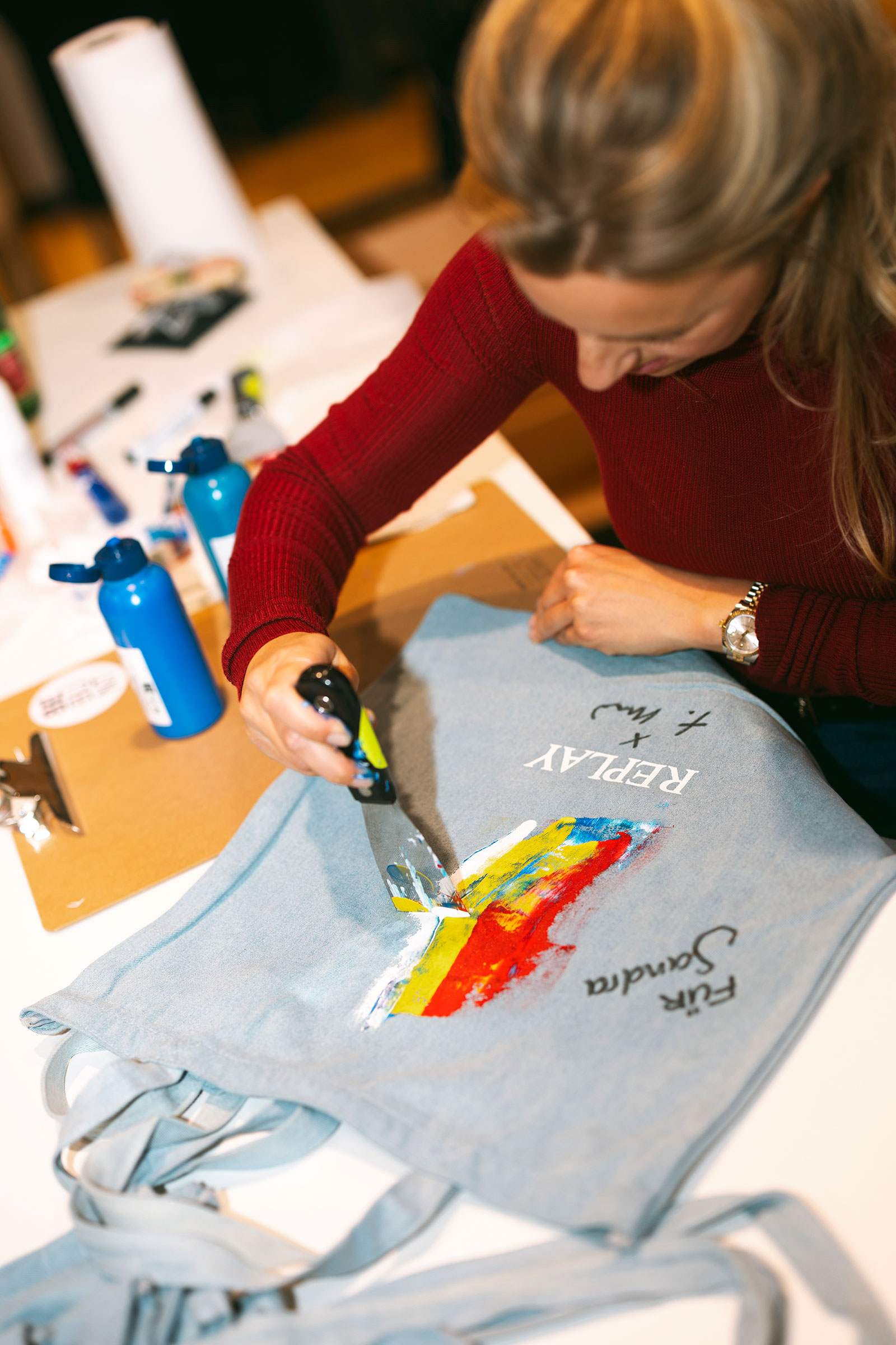 Frau beim Gestalten einer Shopping-Tasche | Credit: Peek &amp; Cloppenburg/Katharina Schiffl