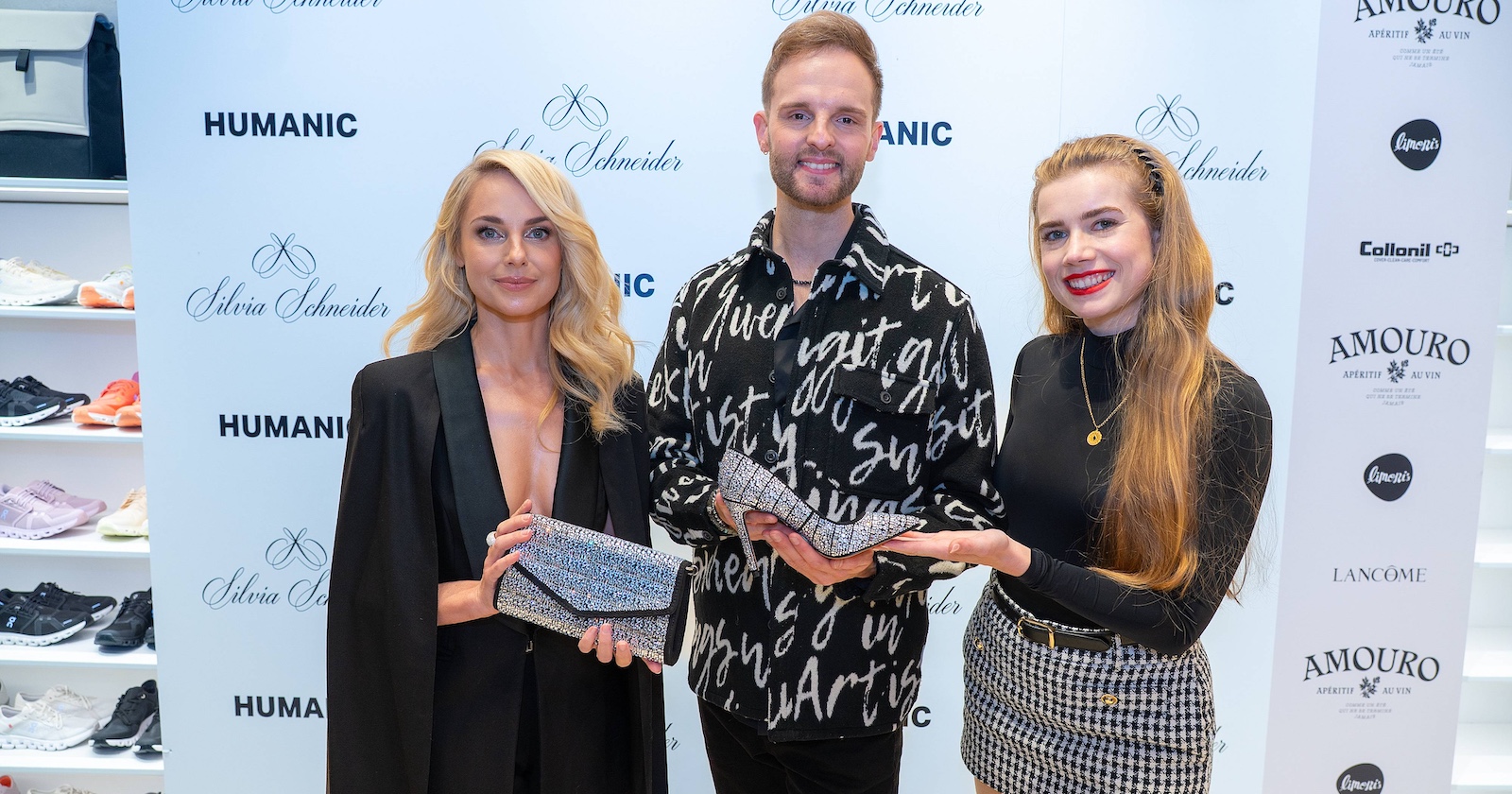 Gruppenbild mit Handtasche und Schuh