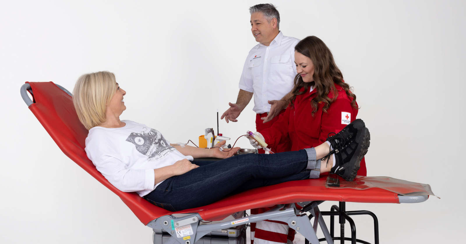 Eine Frau spendet Blut