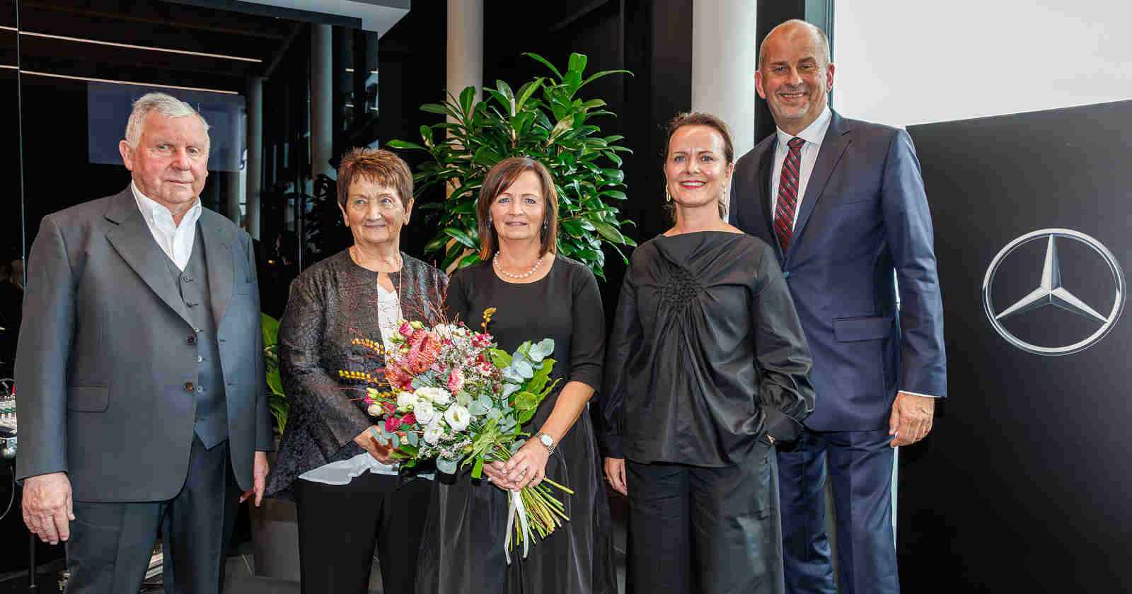 Zwei Männer und drei Frauen bei einer Eröffnung