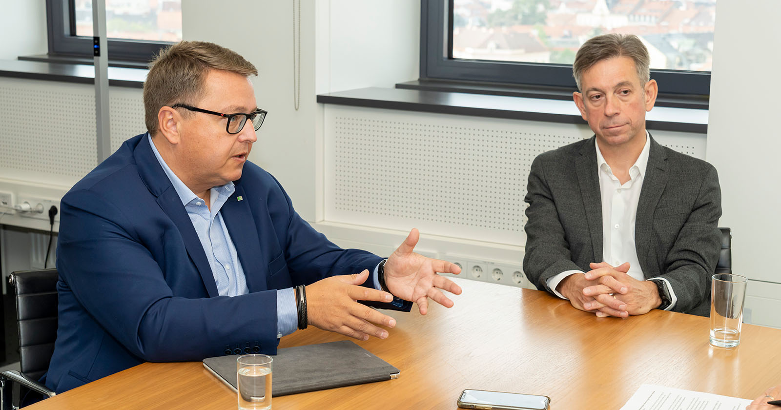 Energie Steiermark-Vorstände Martin Graf und Werner Ressi im Rahmen eines Interviews mit dem Weekend Magazin