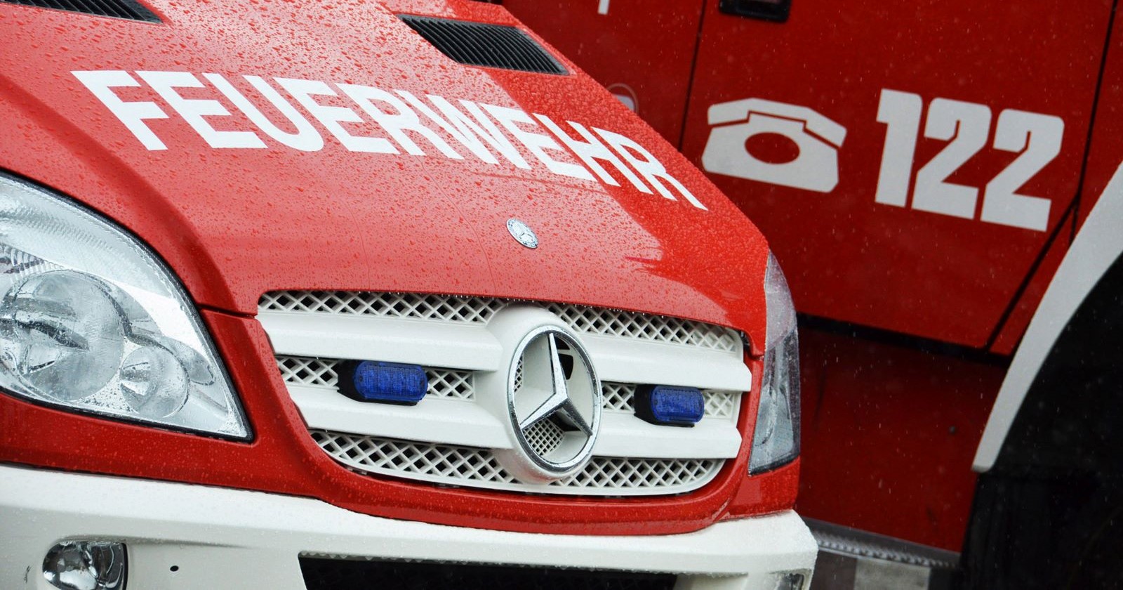 Feuerwehrauto im Einsatz – Symbolbild für den nächtlichen Brand auf der A9 bei Lebring, bei dem nach einem Auffahrunfall zwei Personen starben.