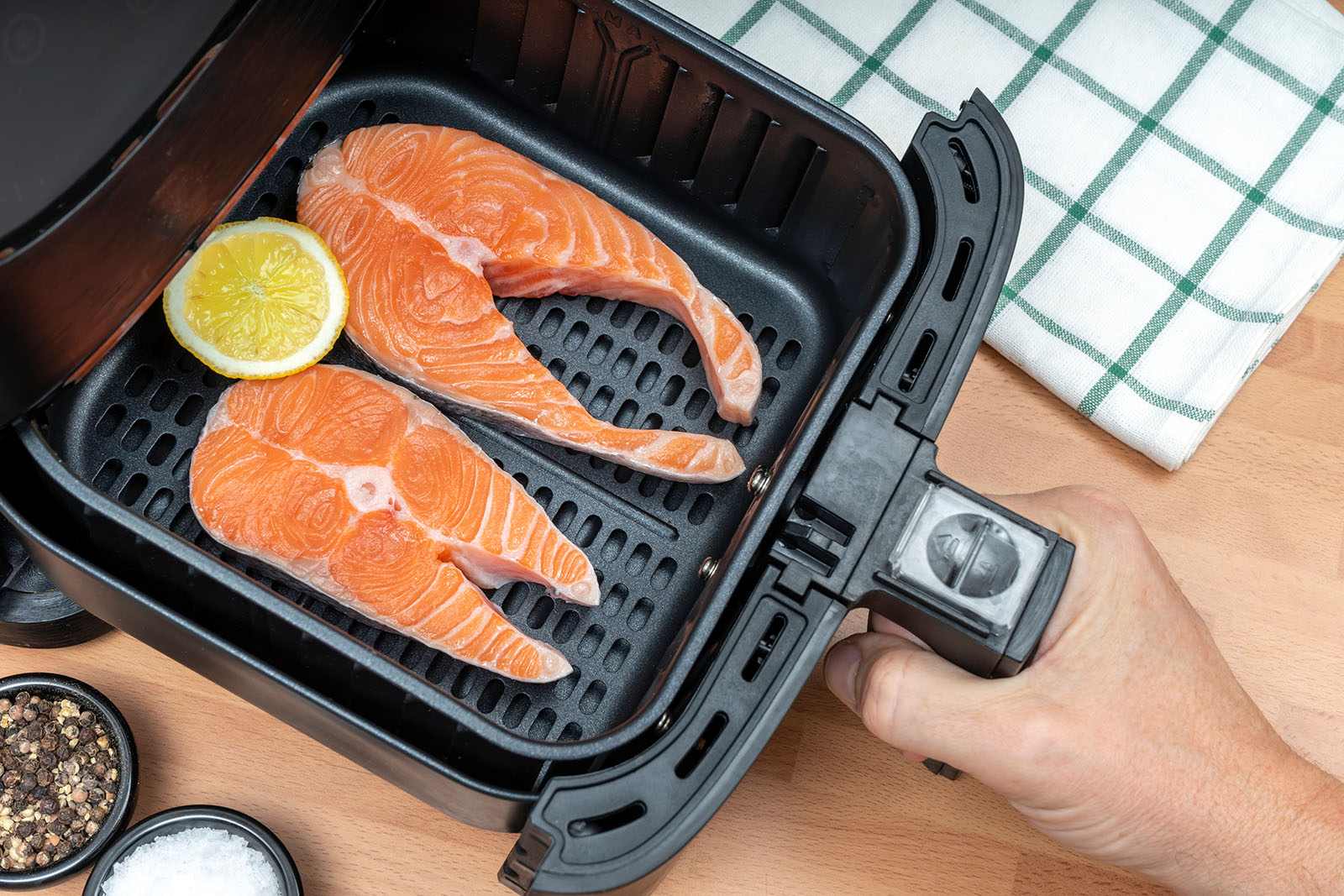 Frittierkorb mit Lachs | Credit: iStock.com/Rafa Jodar