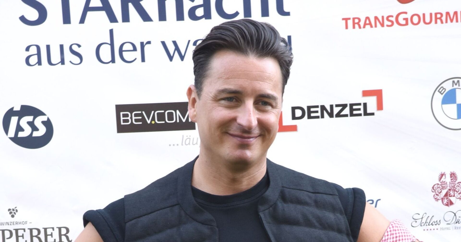 Andreas Gabalier bei einem öffentlichen Auftritt – seine Wohnung im umstrittenen „Marina Village“ in Velden soll abgerissen werden.