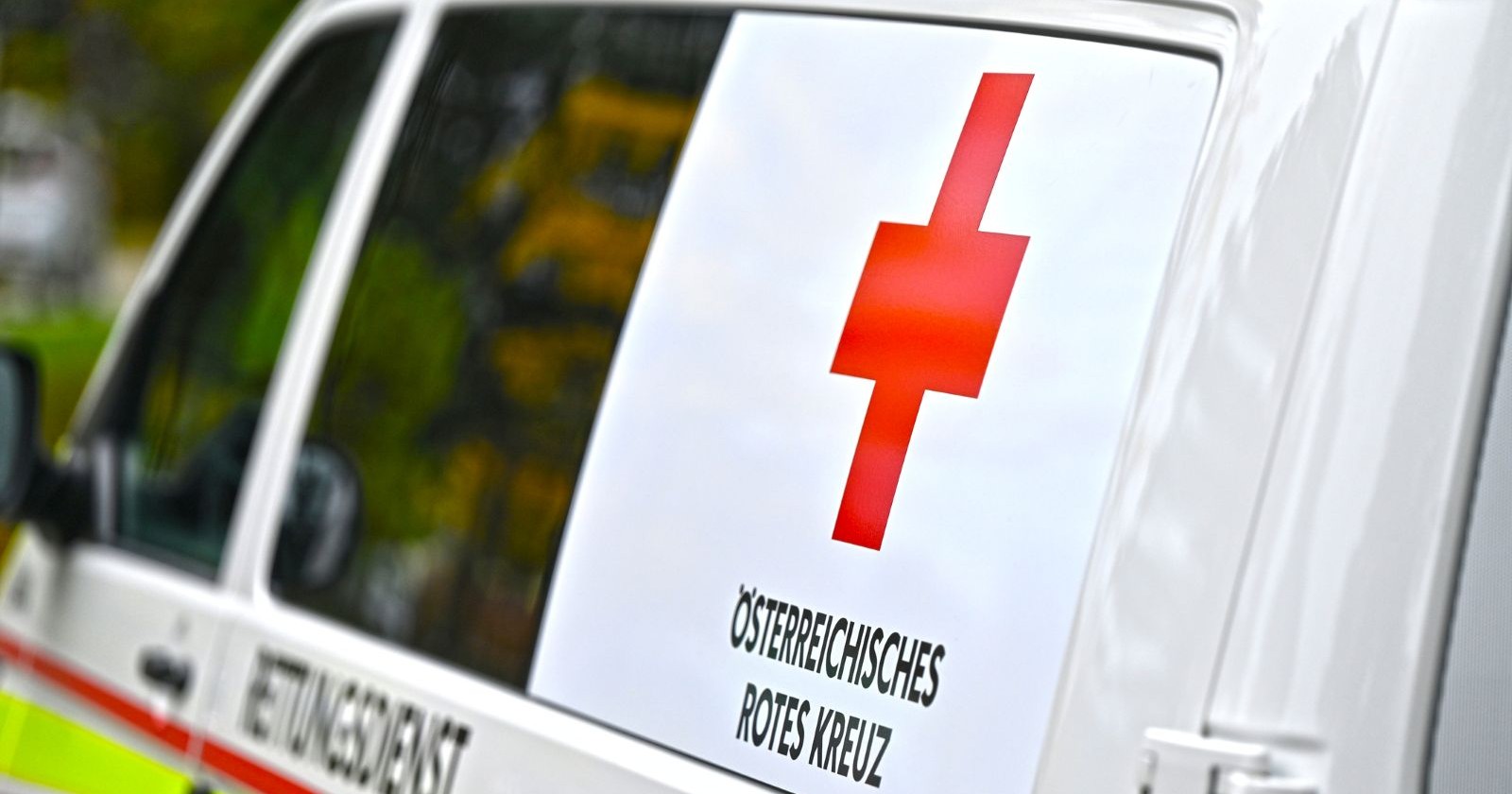 Außenansicht eines Rettungswagens des österreichischen Roten Kreuzes bei Tag