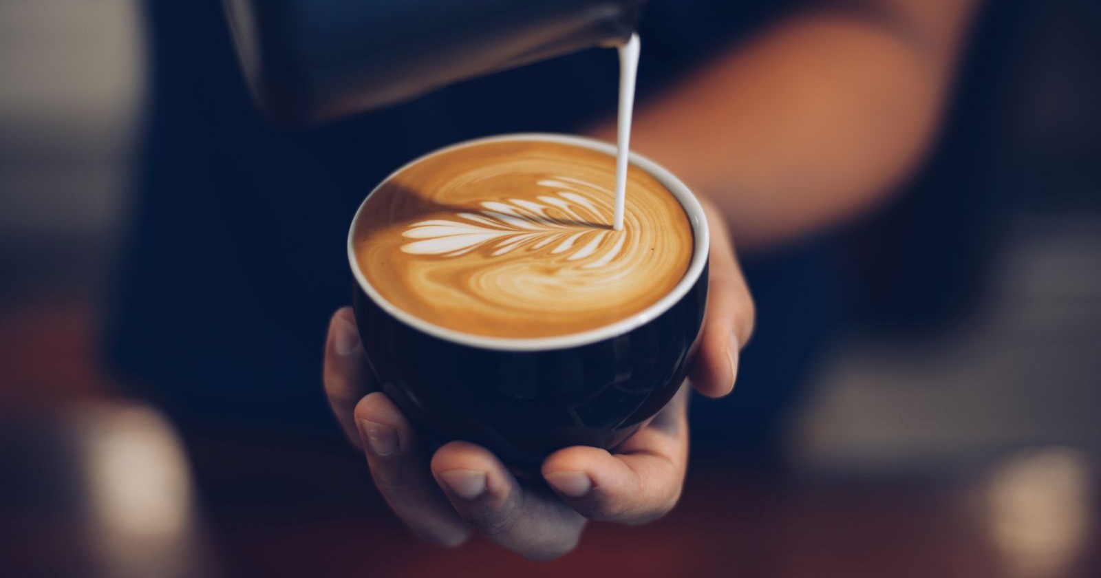 Jemand bereitet eine Kaffee zu.