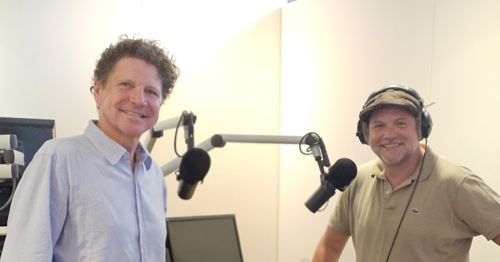 Kabarettist Thomas Stipsits (rechts) und Kampagnenleiter Robert Biegler im Tonstudio bei den Aufnahmen zur neuen Billa-Reisen-Kampagne