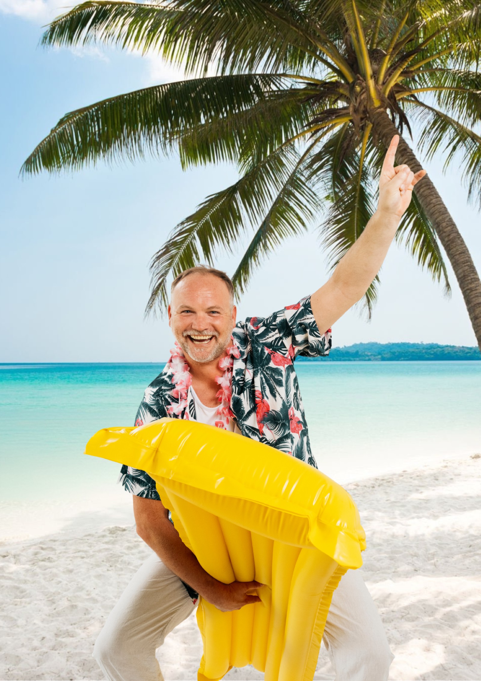 Thomas Stipsits in Hawaiihemd mit gelber Luftmatratze am Strand, fröhliche Pose unter einer Palme.