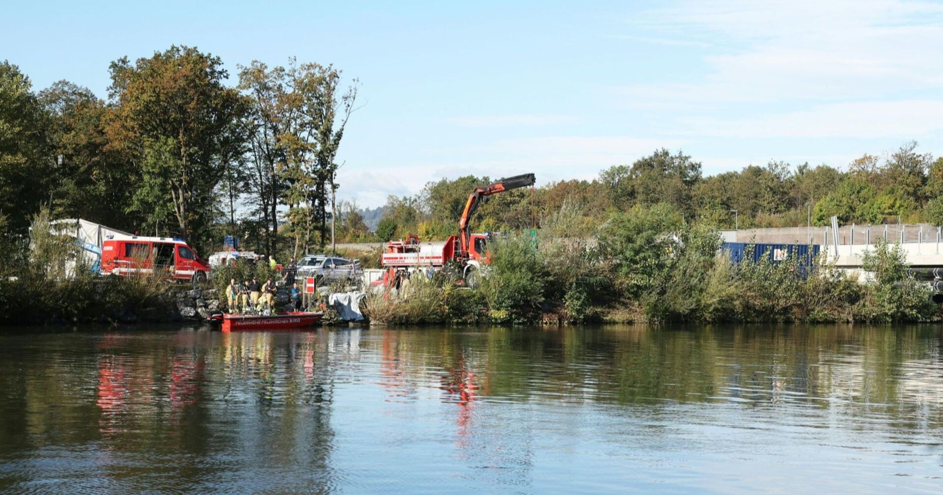 Feuerwehr und Polizei im Einsatz nach Bootsunfall auf der Mur in Graz – Suchaktion nach tödlichem Kentern eines Arbeitsboots bei der Murbrücke der A2.