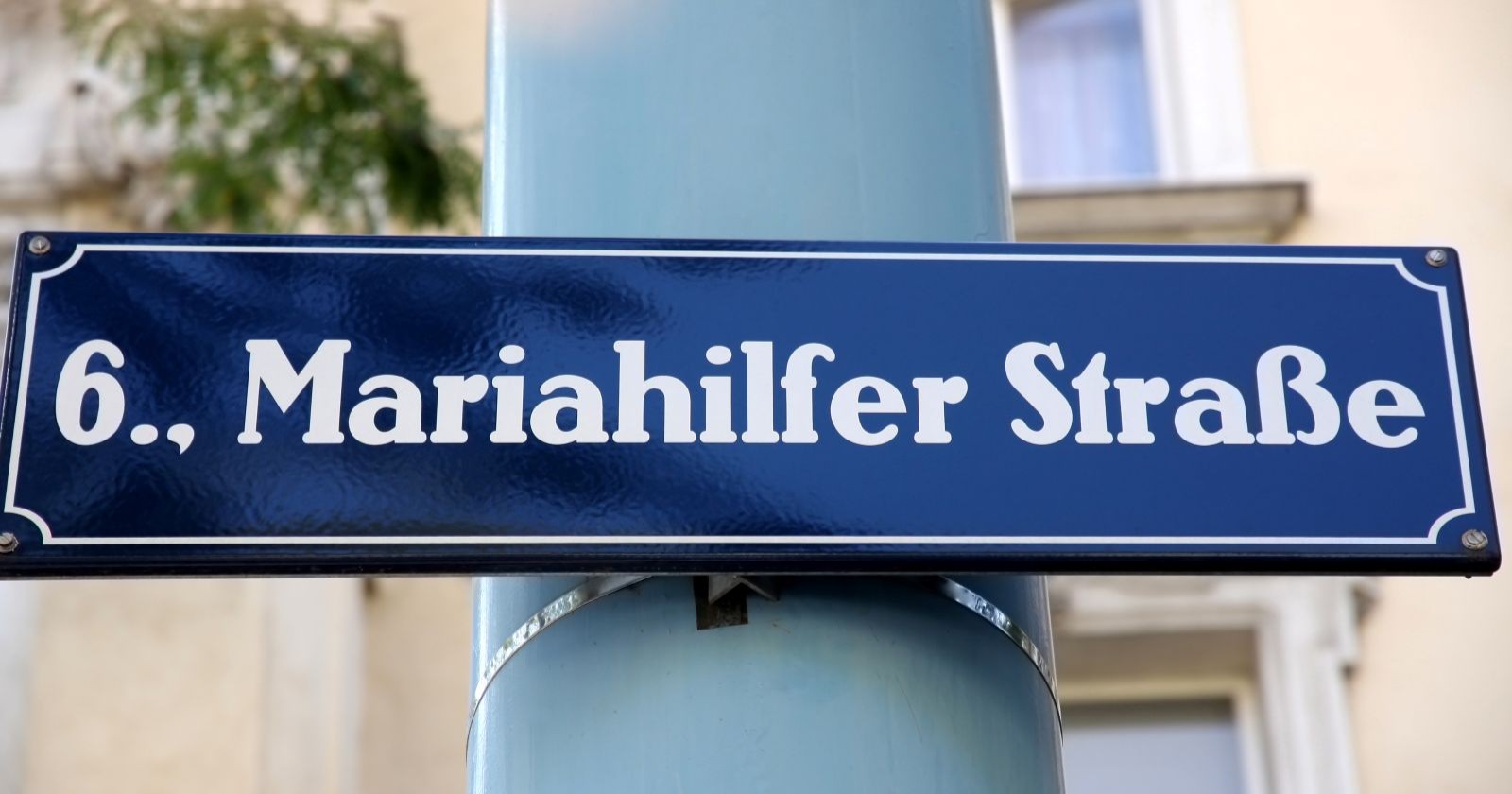 Blaues, wientypisches Straßen Schild mit weißem Schriftzug der Mariahilfer Straße im sechsten Wiener Gemeindebezirk Mariahilf