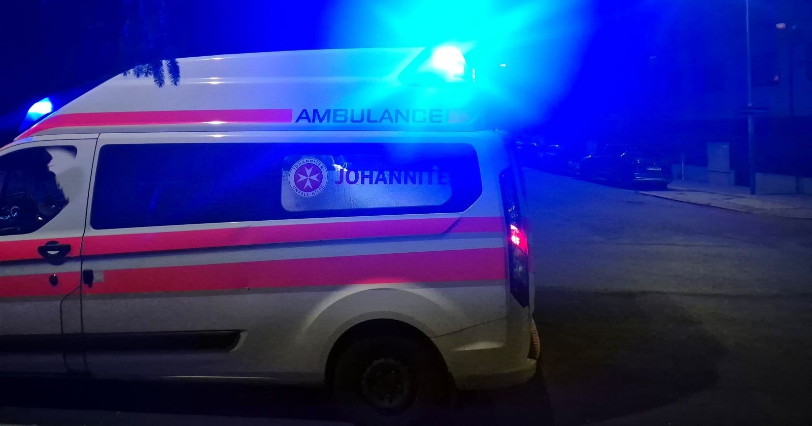 Rettungswagen im Einsatz, am Abend in einer Wiener Gasse