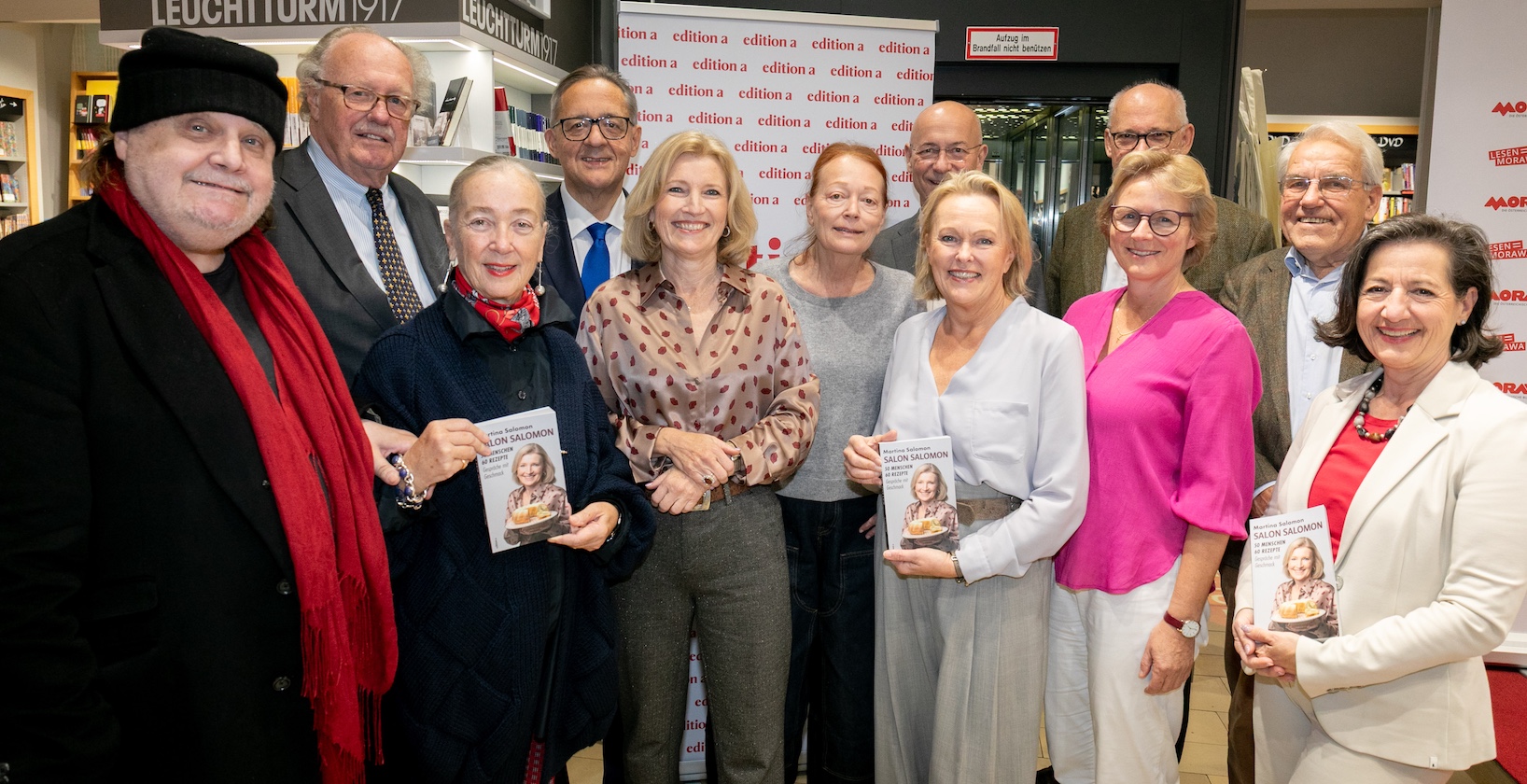 Martina Salomon mit Gästen bei der Buchpräsentation in der Morawa-Filiale