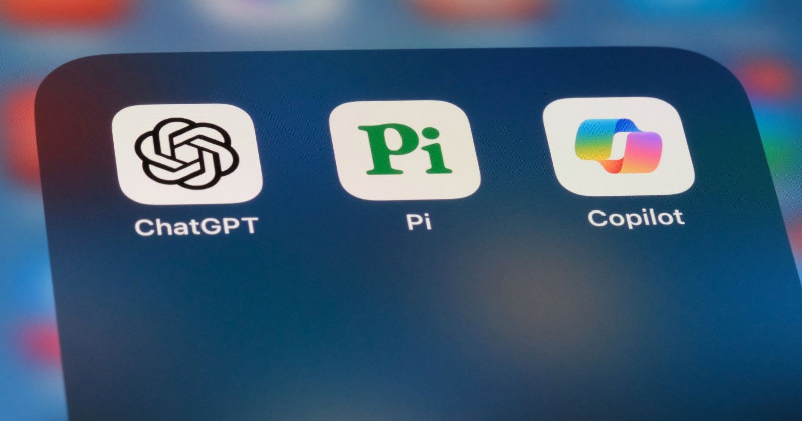 App-Ordner eines iPhone auf dem IOS installiert ist, drei App-Logos der Programme Microsoft Copilot Pi und ChatGPT sind zu sehen