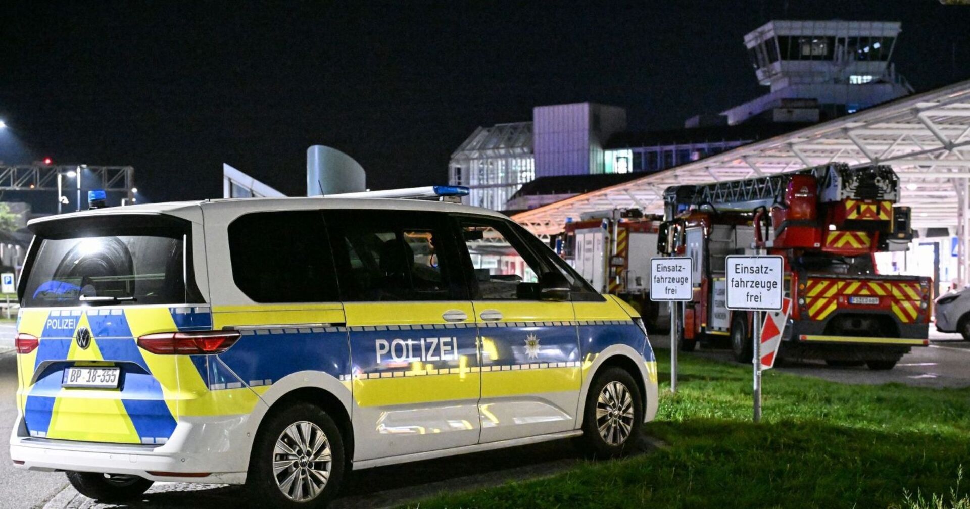olizei und Feuerwehr sind nach Drohnensichtungen und Flugausfällen am Flughafen München im Einsatz. Wegen Drohnensichtungen sind am Flughafen in München am Donnerstagabend rund 20 Flüge ausgefallen.