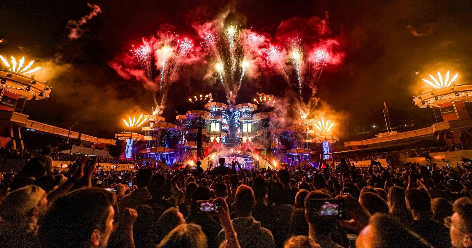 Feuerwerk auf der Electric Love-Mainstage.