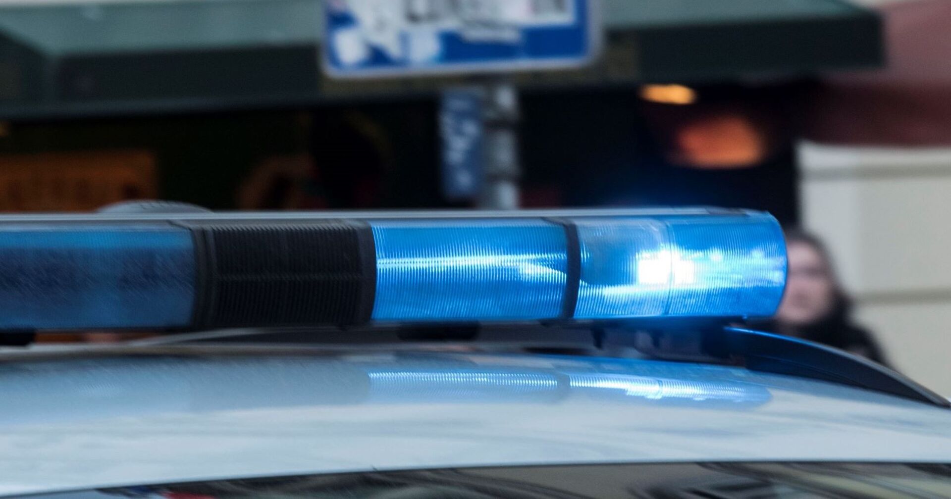 Leuchtende Sirene auf dem Dach eines fahrenden Polizeiwagens