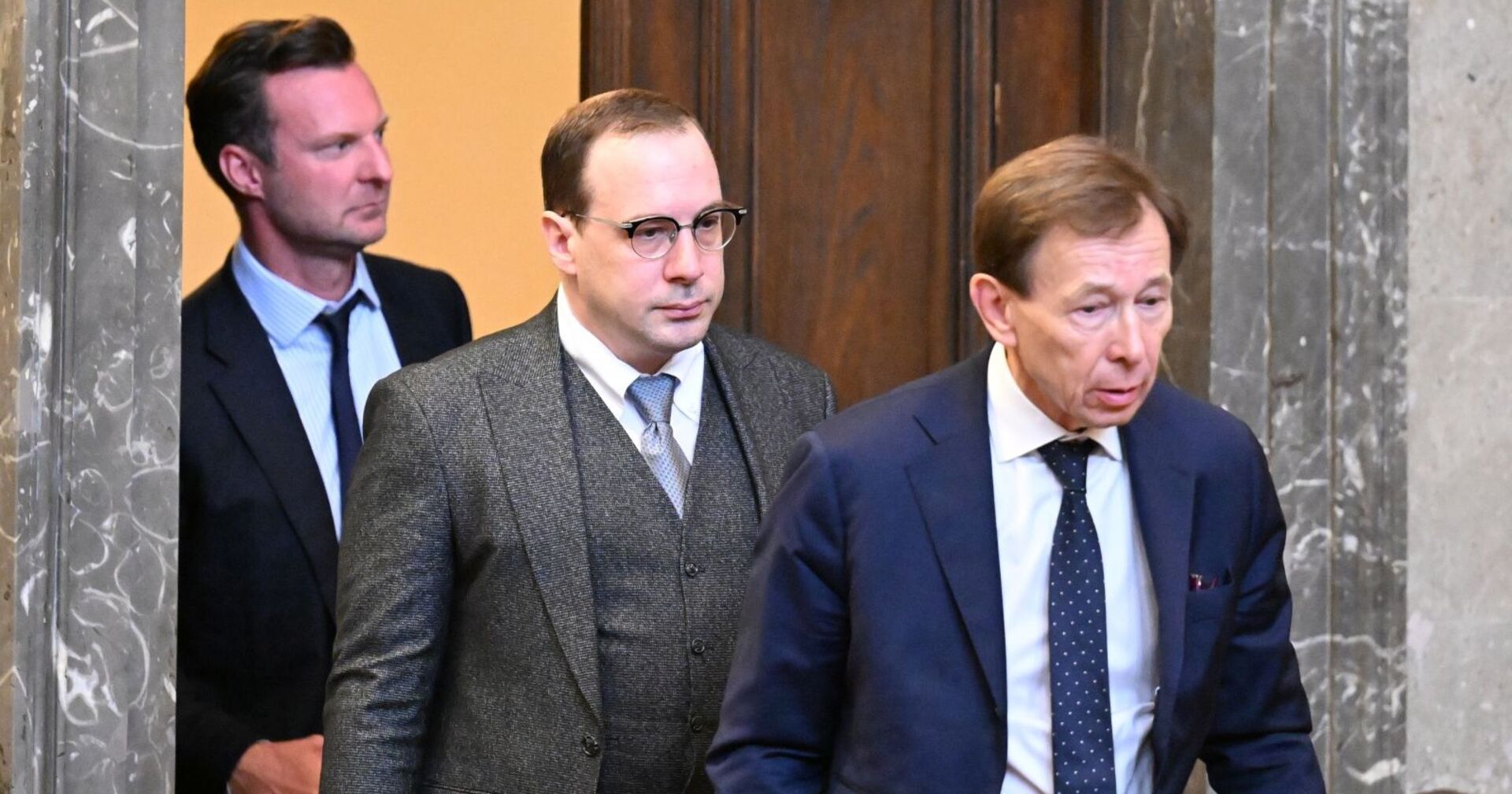 nwalt Philipp Wolm, der Angeklagte, der ehemalige Burgschauspieler Florian Teichtmeister und Anwalt Rudolf Mayer im Prozess wegen Besitzes zehntausender Dateien mit Darstellungen von Kindesmissbrauch am Dienstag, 5. September 2023, am Straflandesgericht Wien