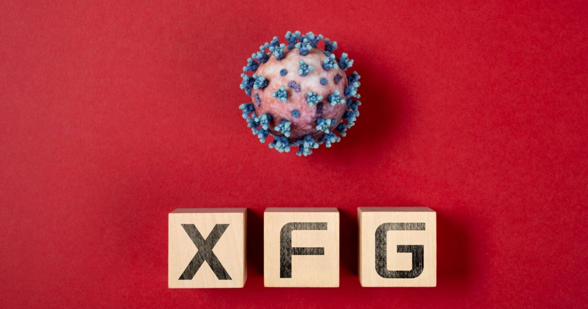 Symbolbild der neuen "XFG"-Corona-Variante vor rotem Hintergrund und drei Bauklötzen welche die Buchstaben X F und G zeigen