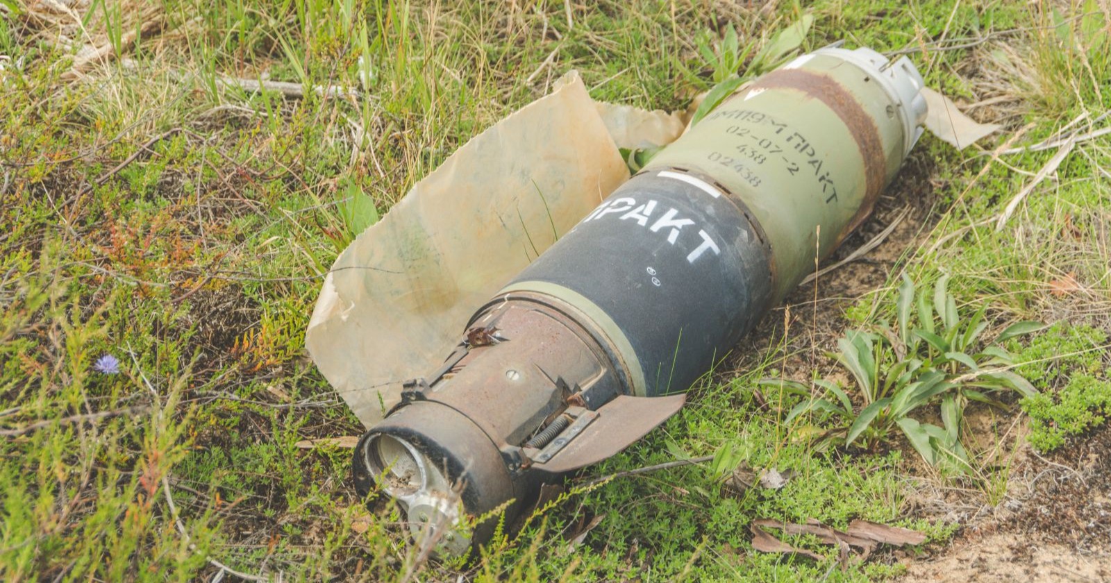 Panzergranate, welche auf einem Grasbett liegt