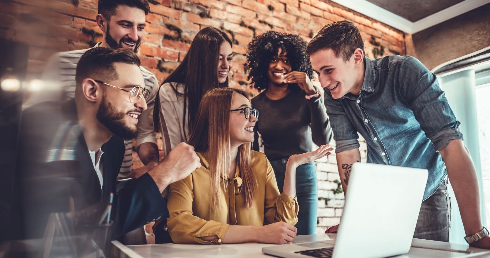 Viele junge Menschen in einem Büro.
