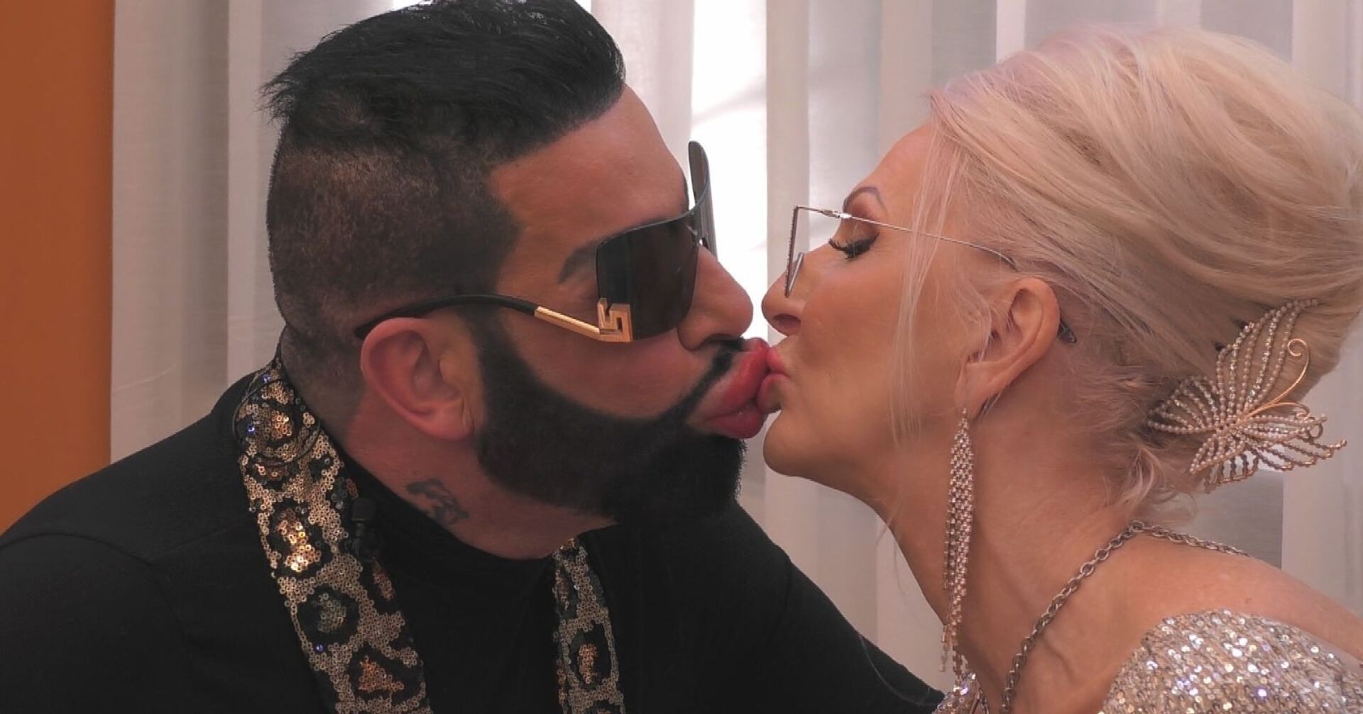 Désirée Nick und Harald Glööckler küssen sich.