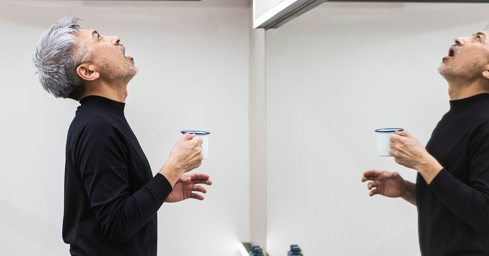 Mann gurgelt | Credit: iStock.com/lielos