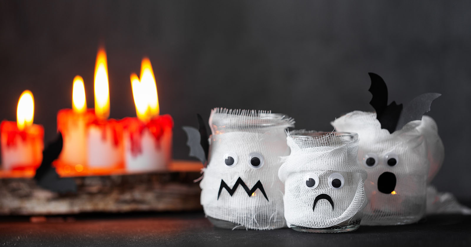 Windlichter-Mumien aus Mullbinden | Credit: iStock.com/Zaikina