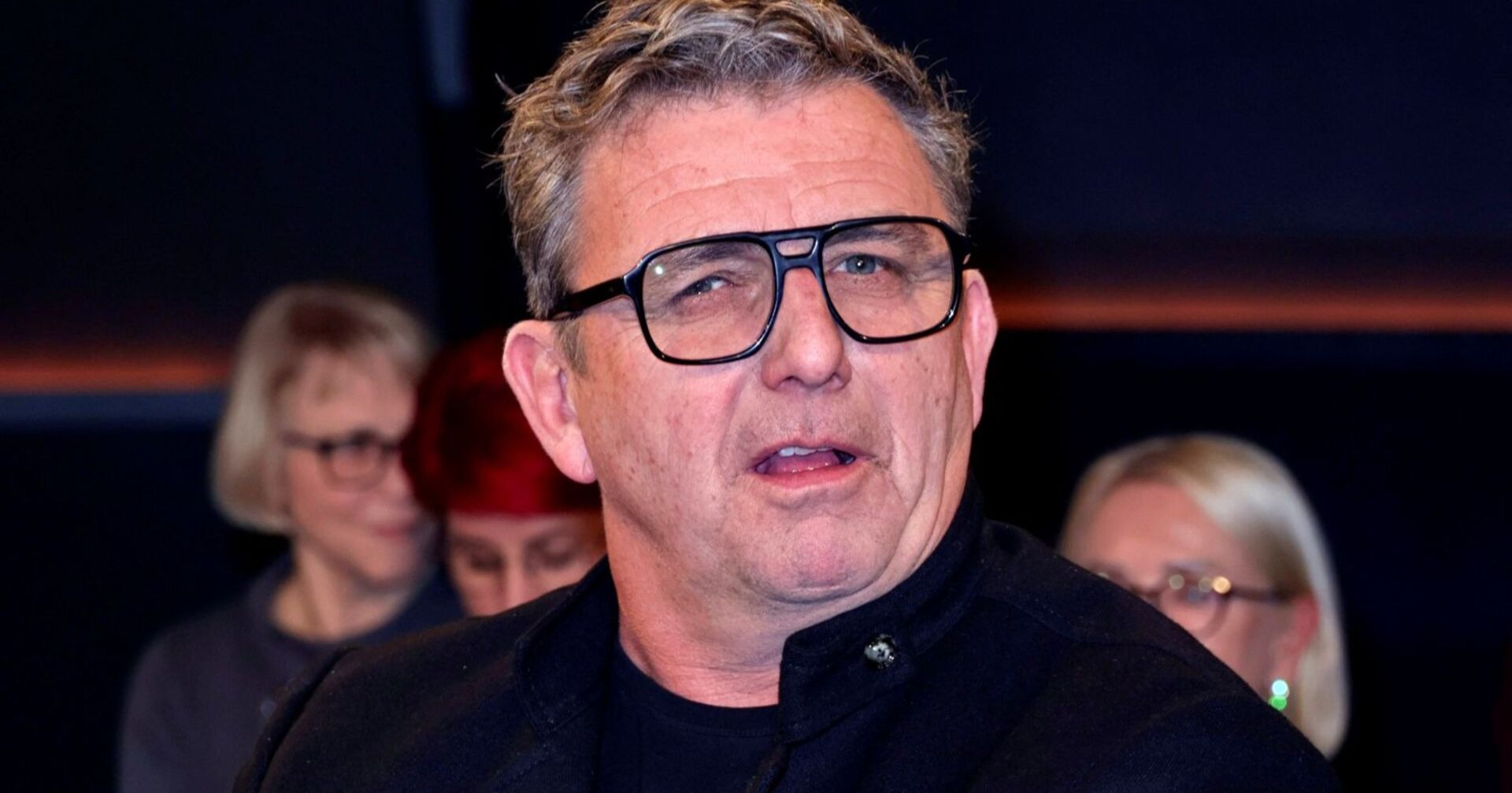 Hans Sigl mit Brille und verwirrten Gesichtsausdruck