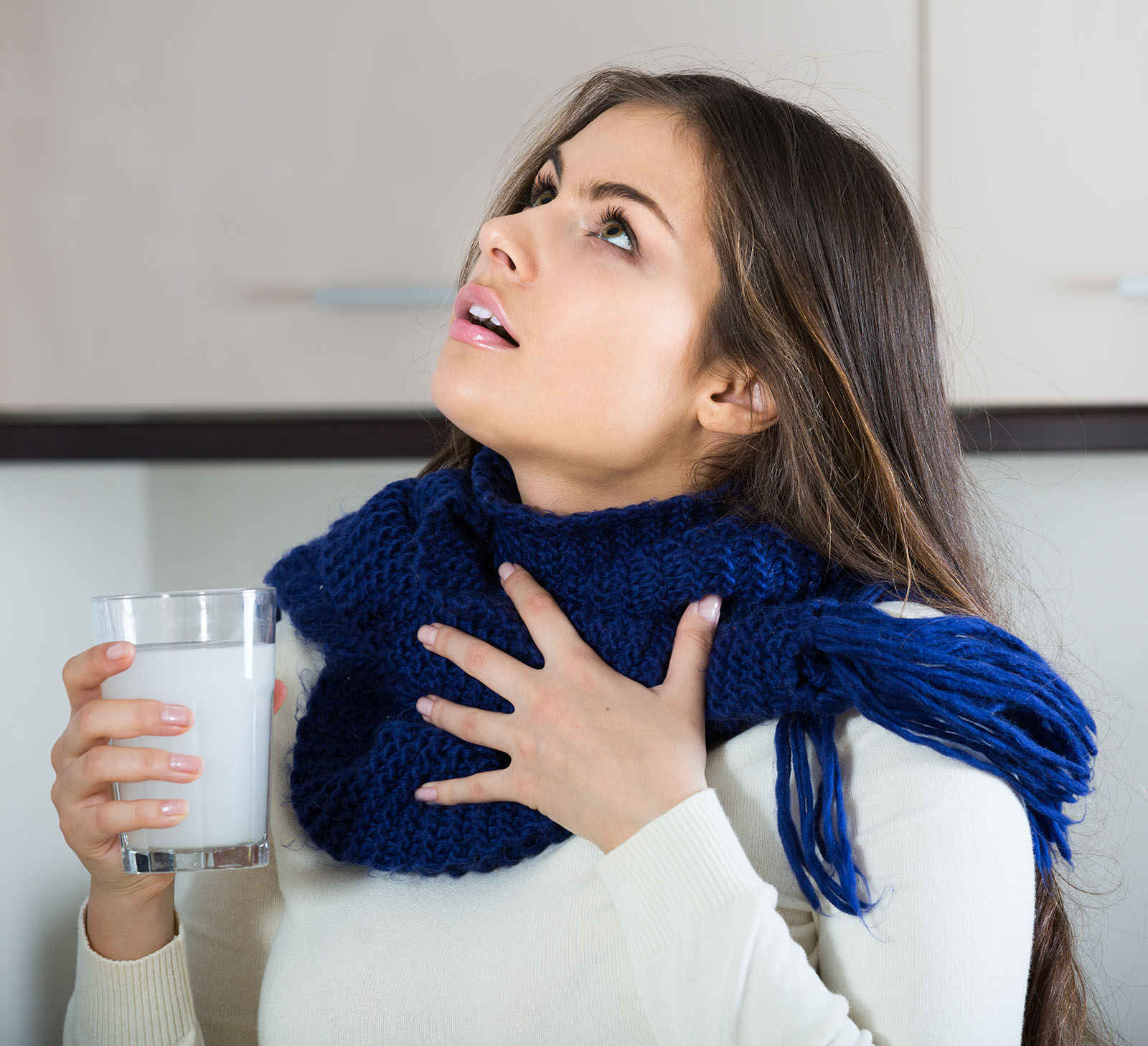 Frau gurgelt | Credit: iStock.com/JackF