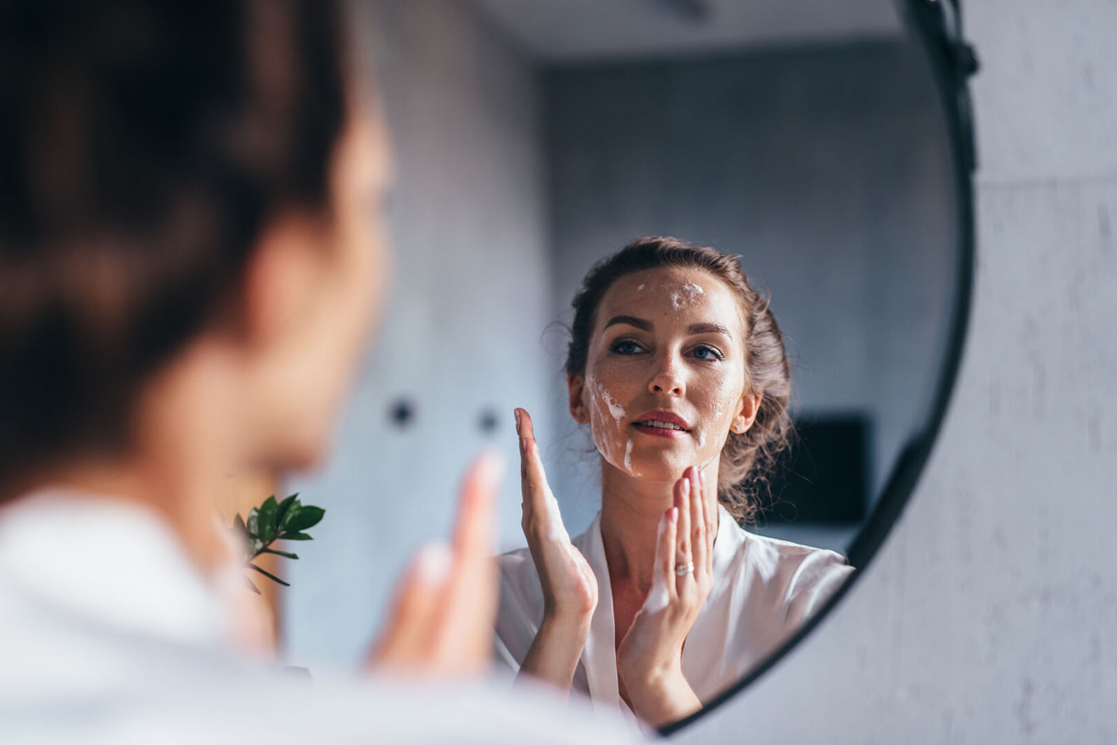 Frau wäscht sich das Gesicht | Credit: iStock.com/undrey