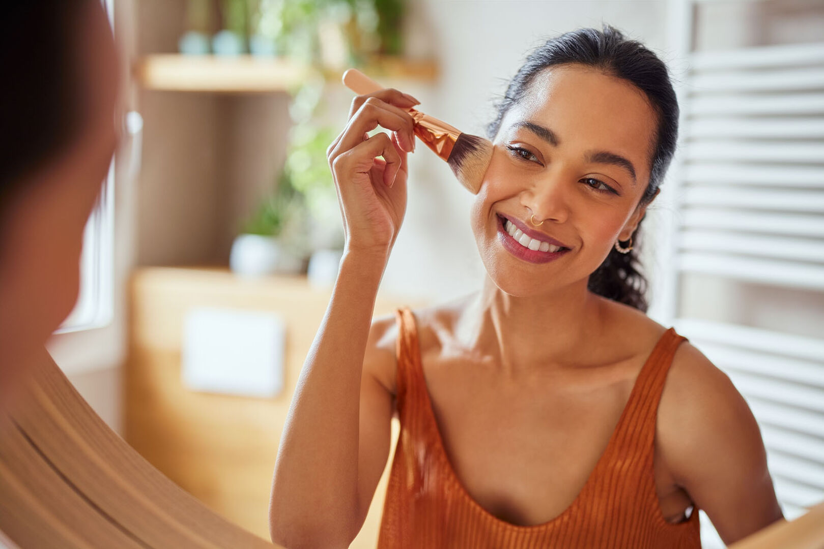 Frau benutzt Make-up-Pinsel | Credit: iStock.com/Ridofranz