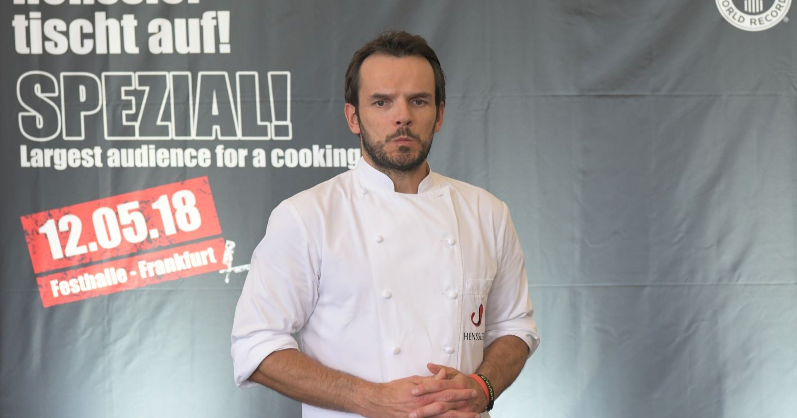 Steffen Hennsler mit ernstem Gesichtsausdruck