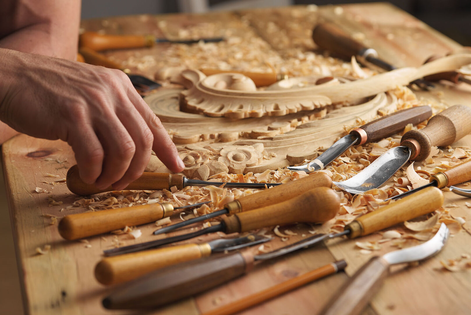 Holzschnitzarbeiten | Credit: iStock.com/OlegUsmanov