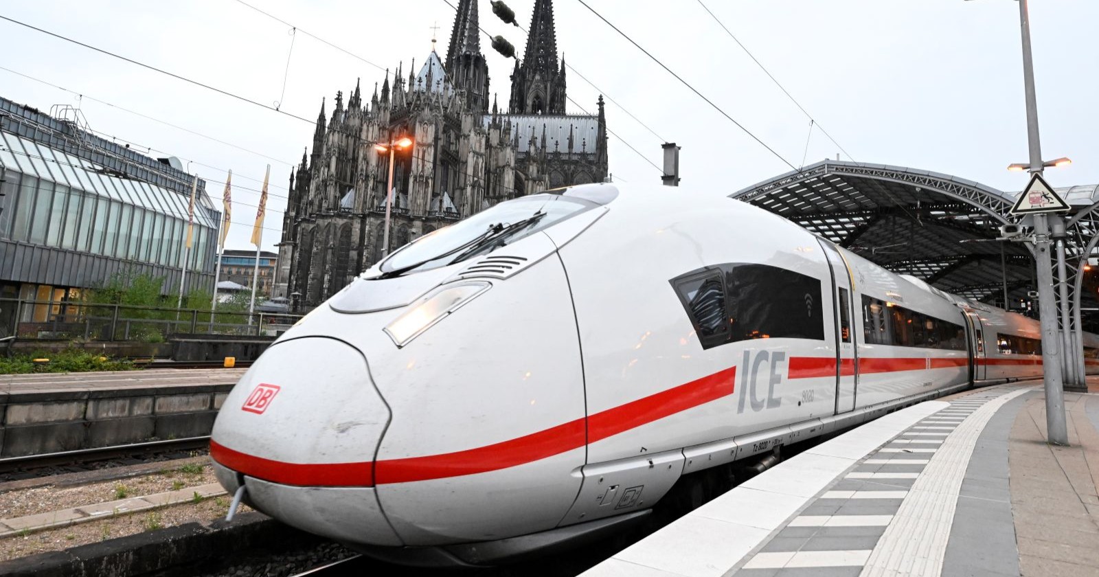 Ein ICE-Zug steht im Kölner Hauptbahnhof, dahinter ist der Kölner Dom zu sehen.