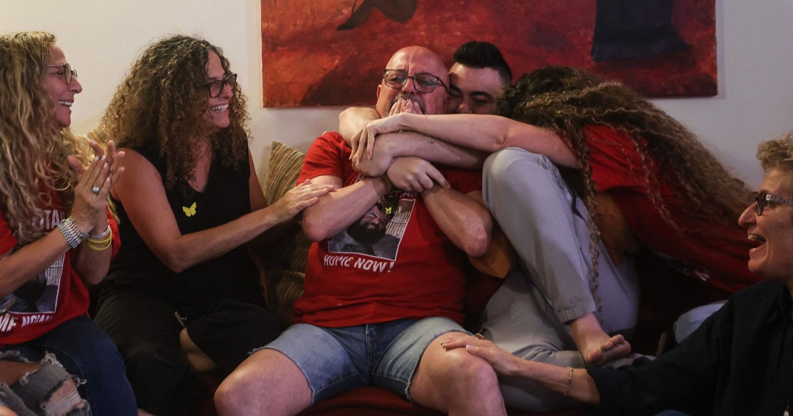 Familienmitglieder in Israel umarmen sich unter Tränen und Freude, nachdem die letzten Geiseln freigekommen sind.