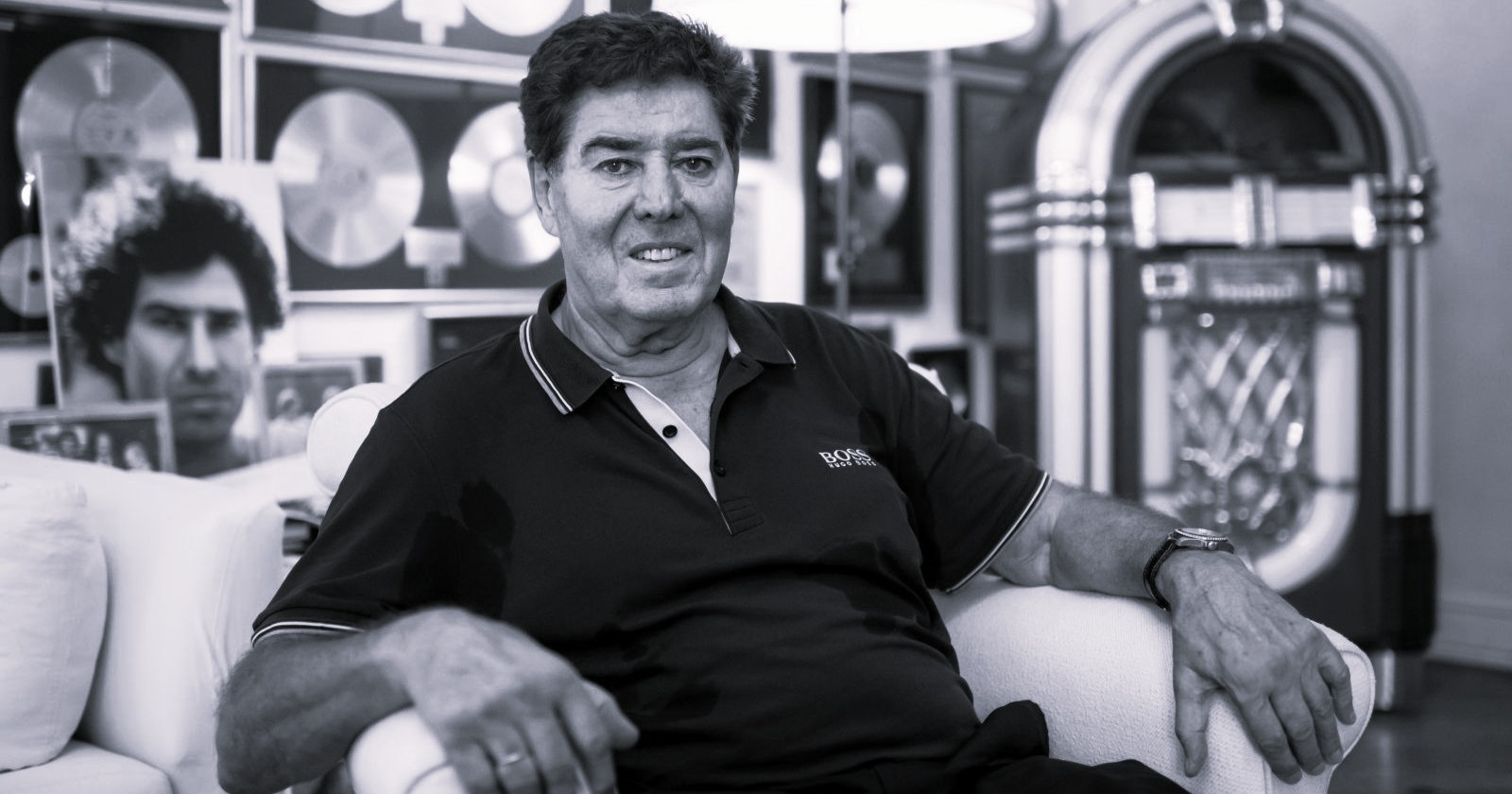 Jack White vor einer Sammlung an Schallplatten in seinem Haus in Berlin Grunewald