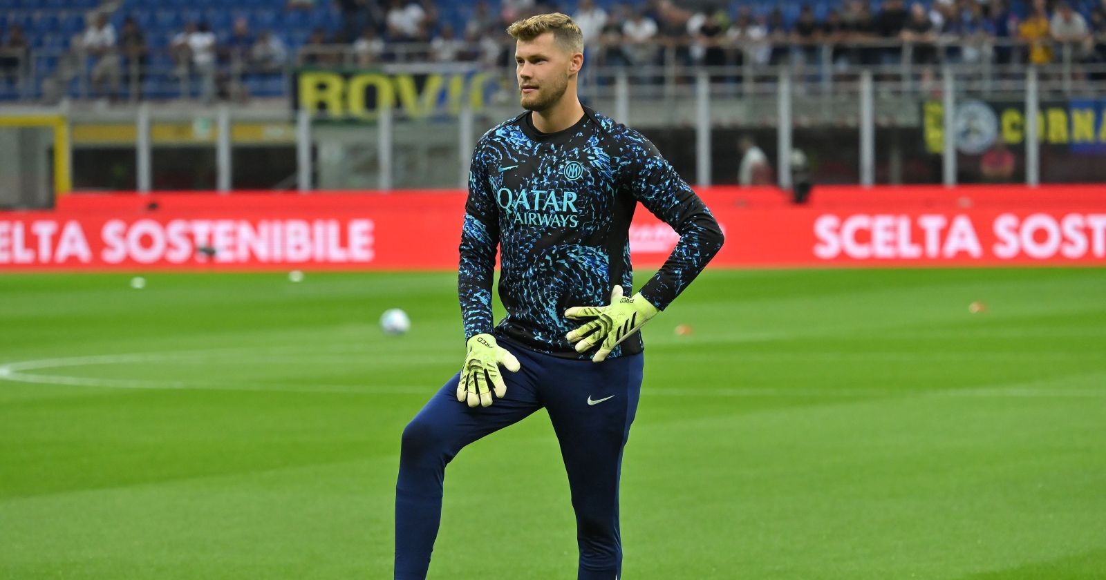 Josep Martinez im inter-Mailand-Trainingsshirt beim Aufwärmen