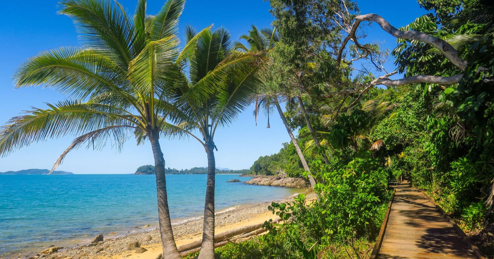 Strand und Holzsteg auf einer Insel im Great Barrier Reef, Australien