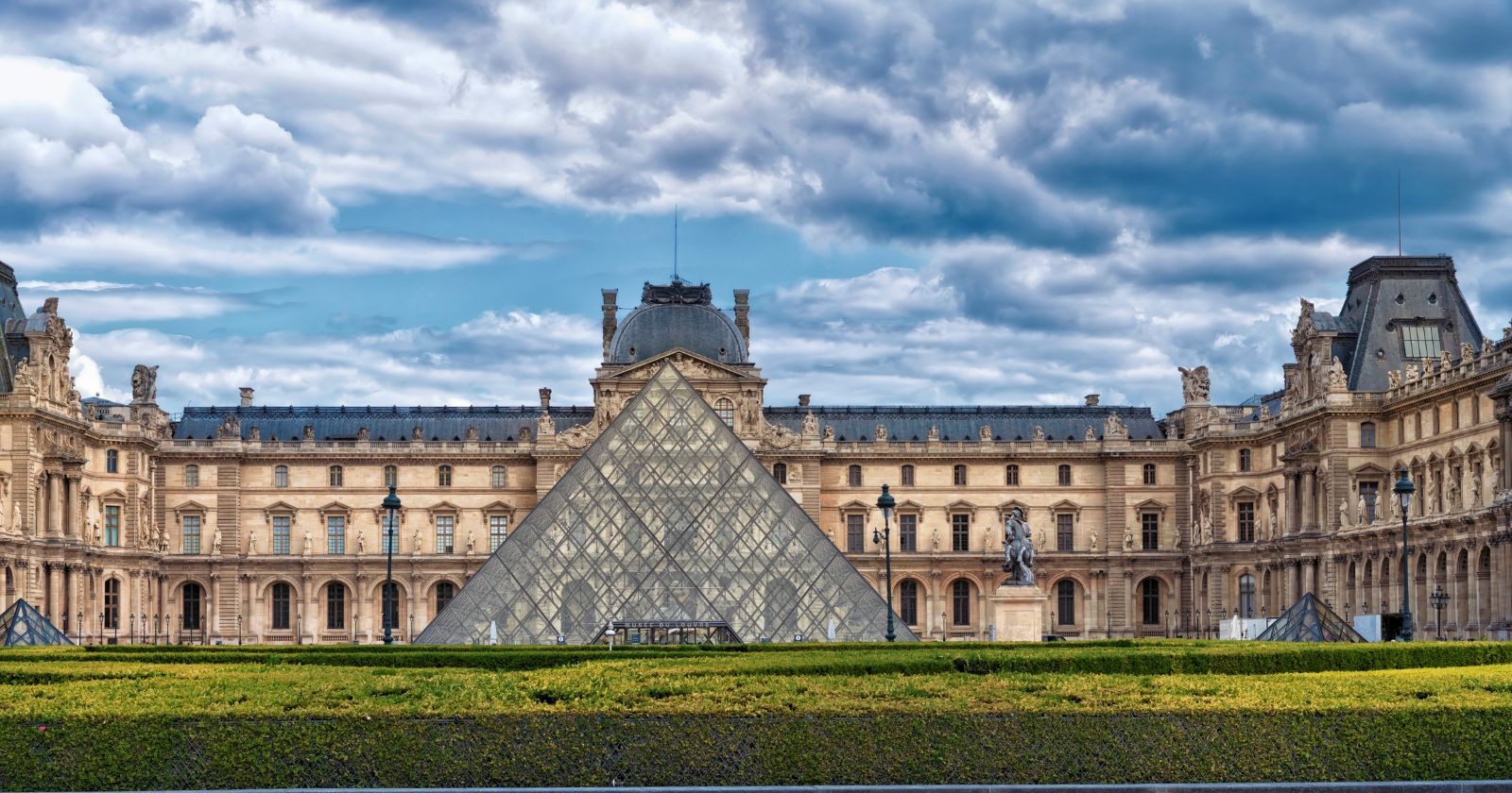 Außenansicht des Louvre-Museums in der französischen Hauptstadt Paris