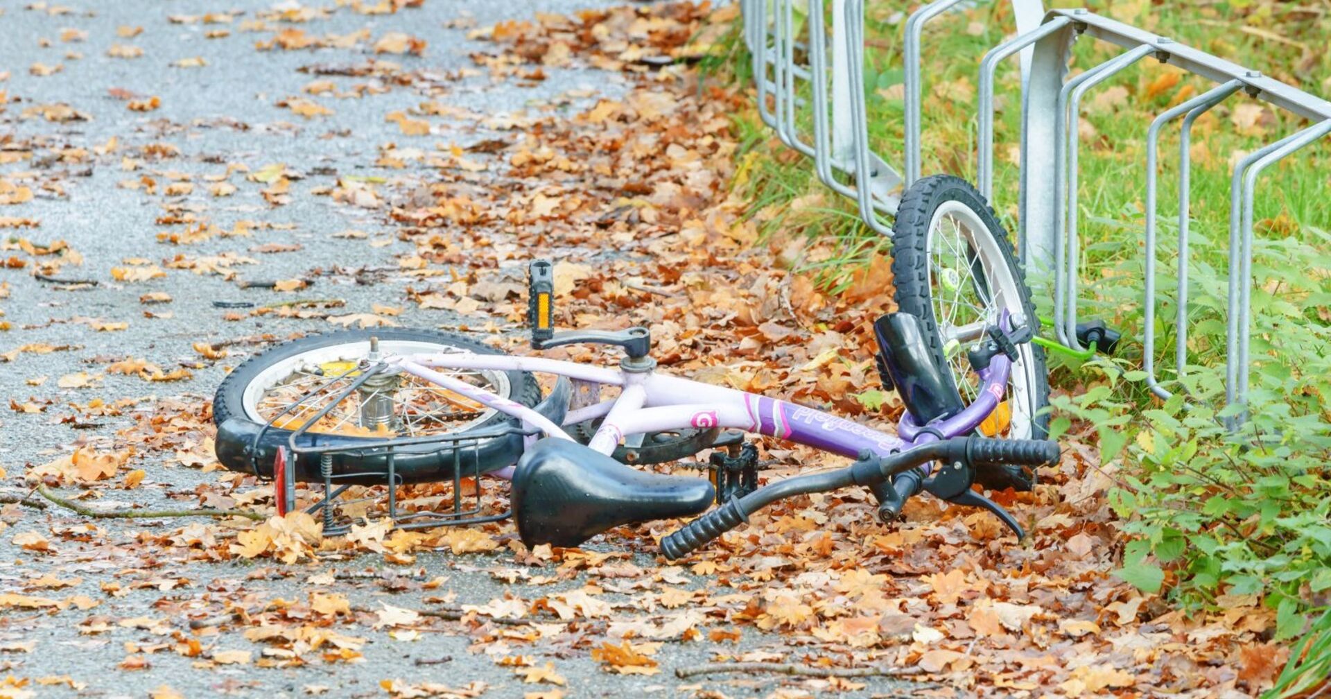 Ein Fahrrad eines Kindes liegt auf der Straße.