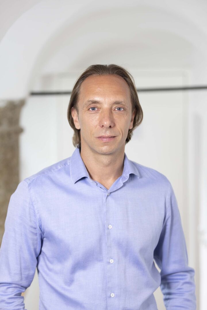 Manuel Schabus im fliederfarbenen Hemd