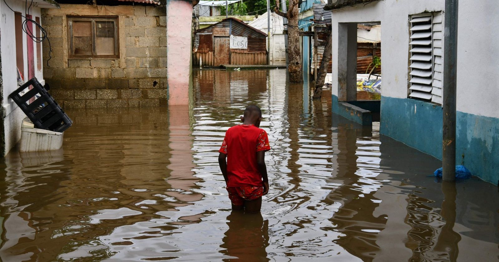 Ein Mann steht im Wadsser