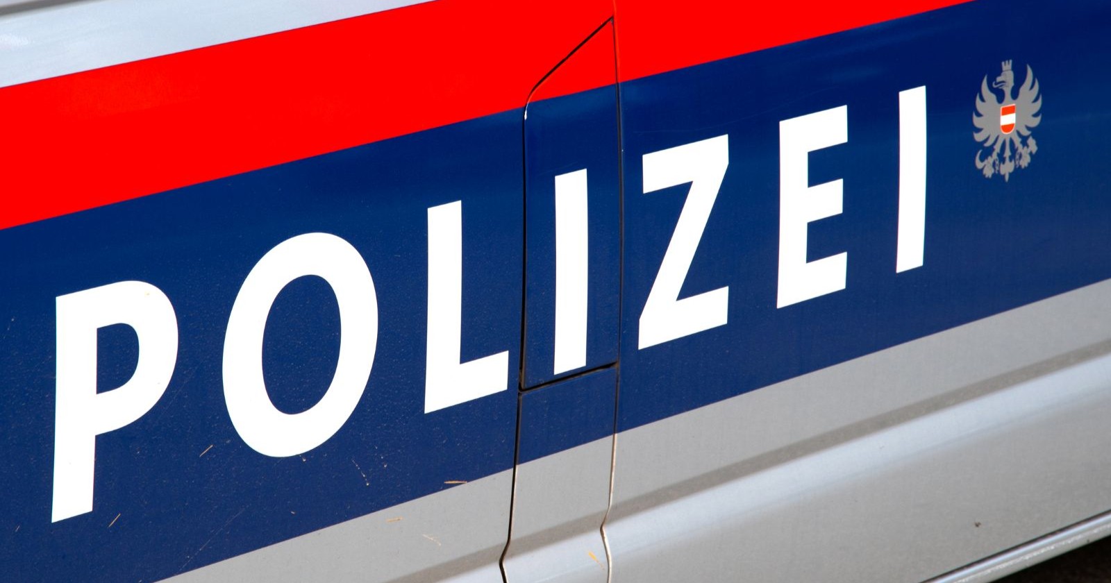 Aufschrift Polizei auf einem Polizeiwagen, die Behörden haben die Ermittlungen in Enns aufgenommen.