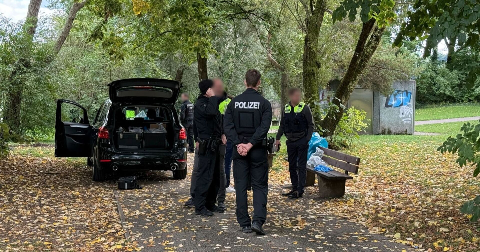 Polizeibeamte am Lerchenauer See in München: Hier wurde der mutmaßliche Täter nach dem Großeinsatz mit Schüssen, Explosionen und Sprengfallen tot entdeckt.