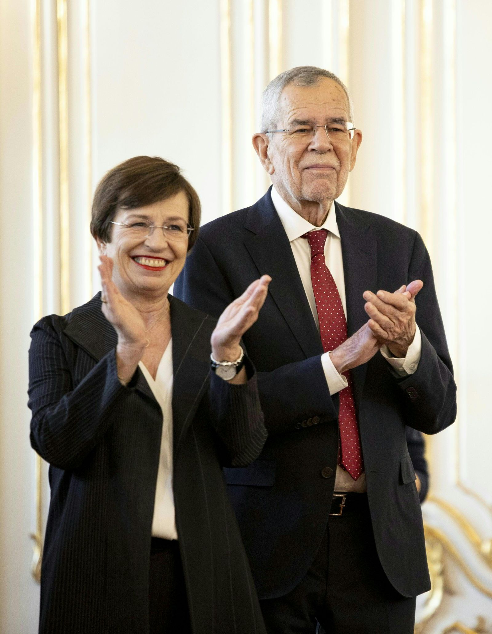 Bundespräsident Alexander Van der Bellen und Ehefrau Doris Schmidauer applaudieren lachend beim Besuch in der der Wiener Hofburg.