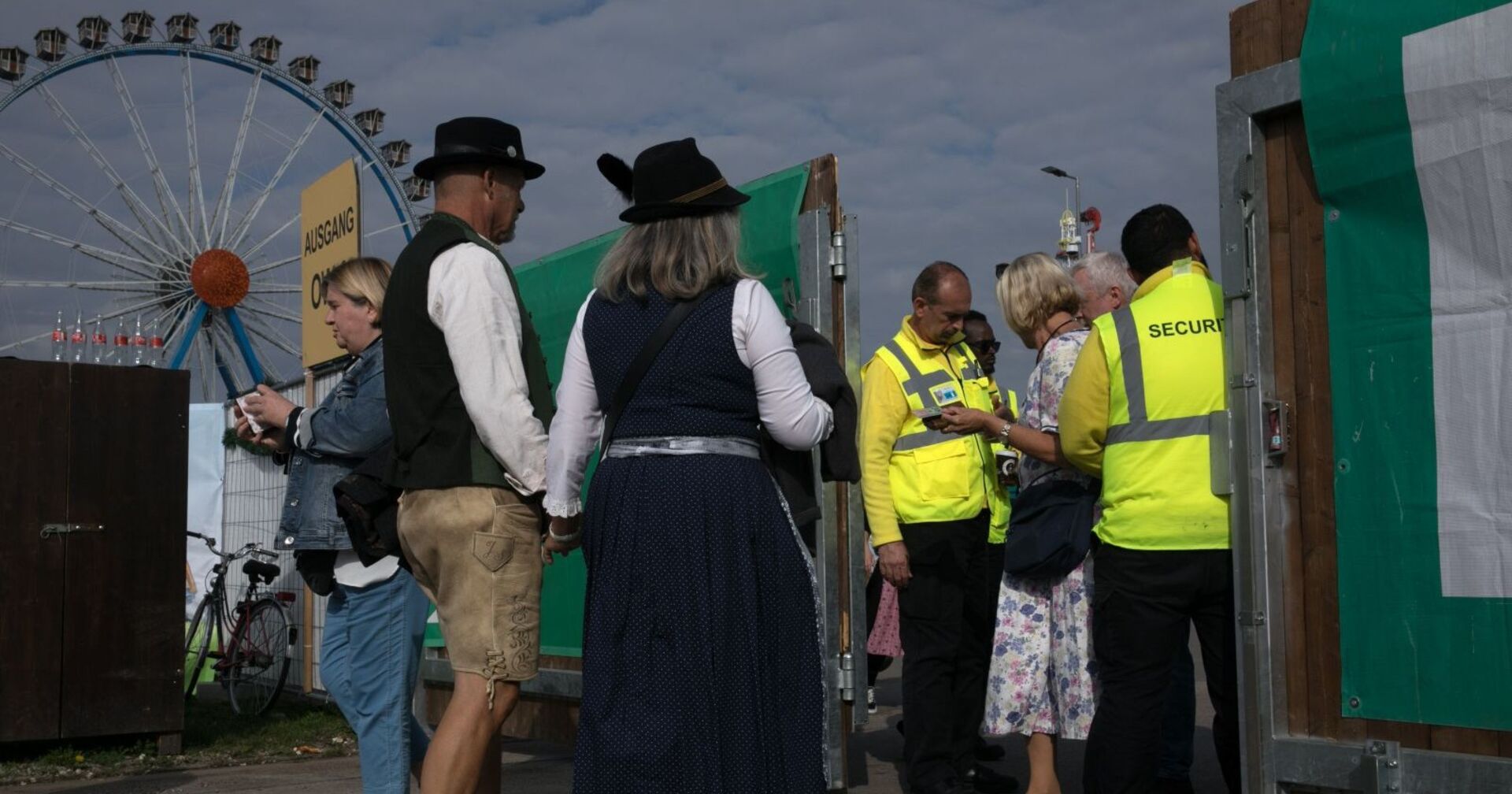 Sicherheitsleute kontrollieren den Eingang zur Wiesn beim Münchner Oktoberfest.