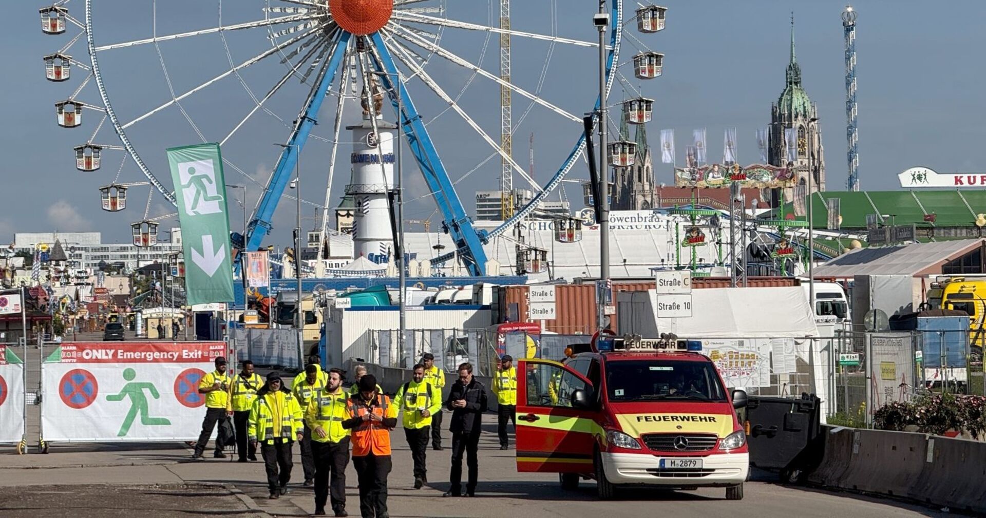 Oktoberfest in München: Sicherheitskräfte vor Ort, nachdem das Festgelände wegen Bombendrohung geräumt wurde und am Nachmittag wieder öffnete.
