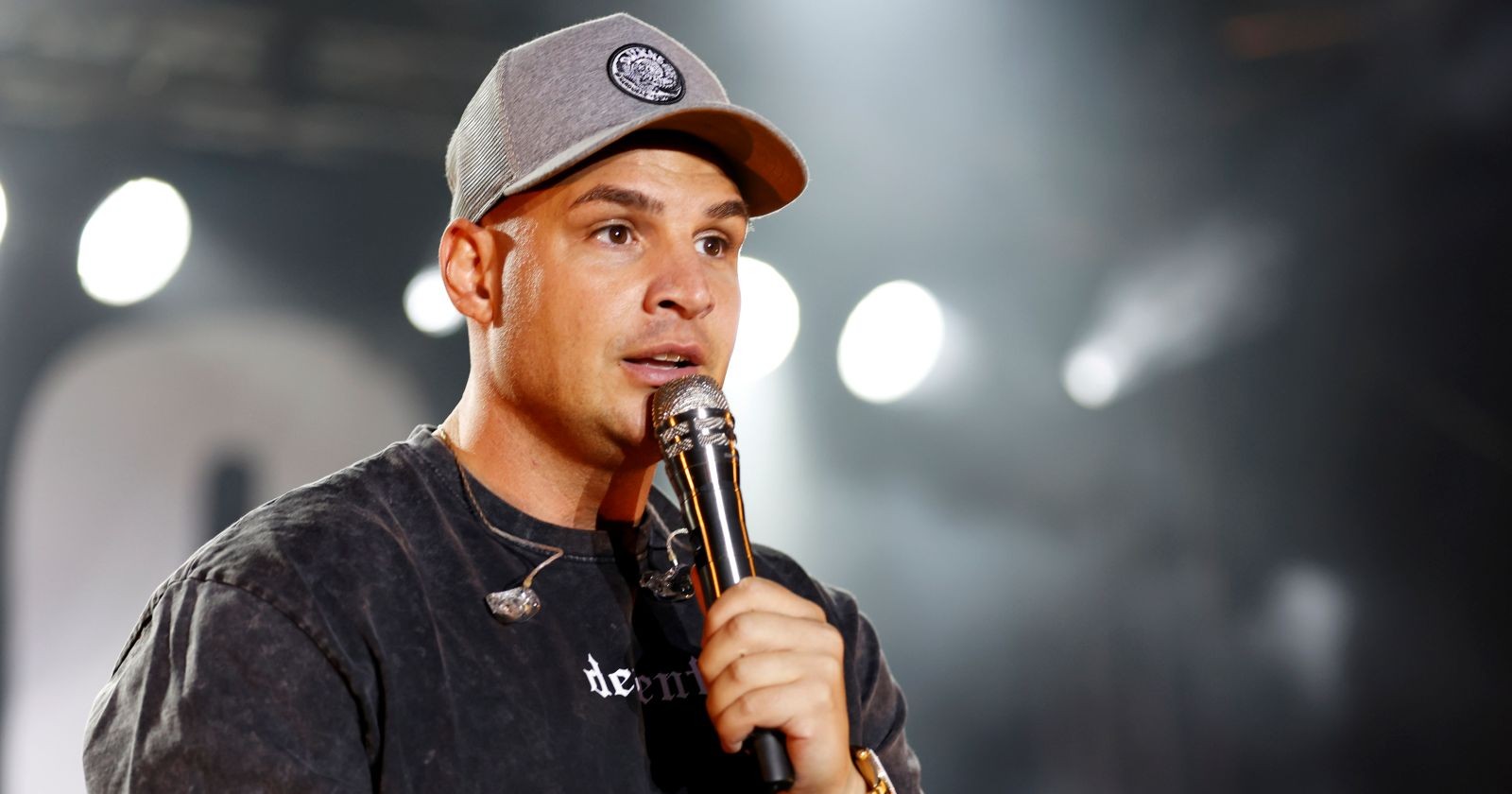 Pietro Lombardi mit Mikrophon